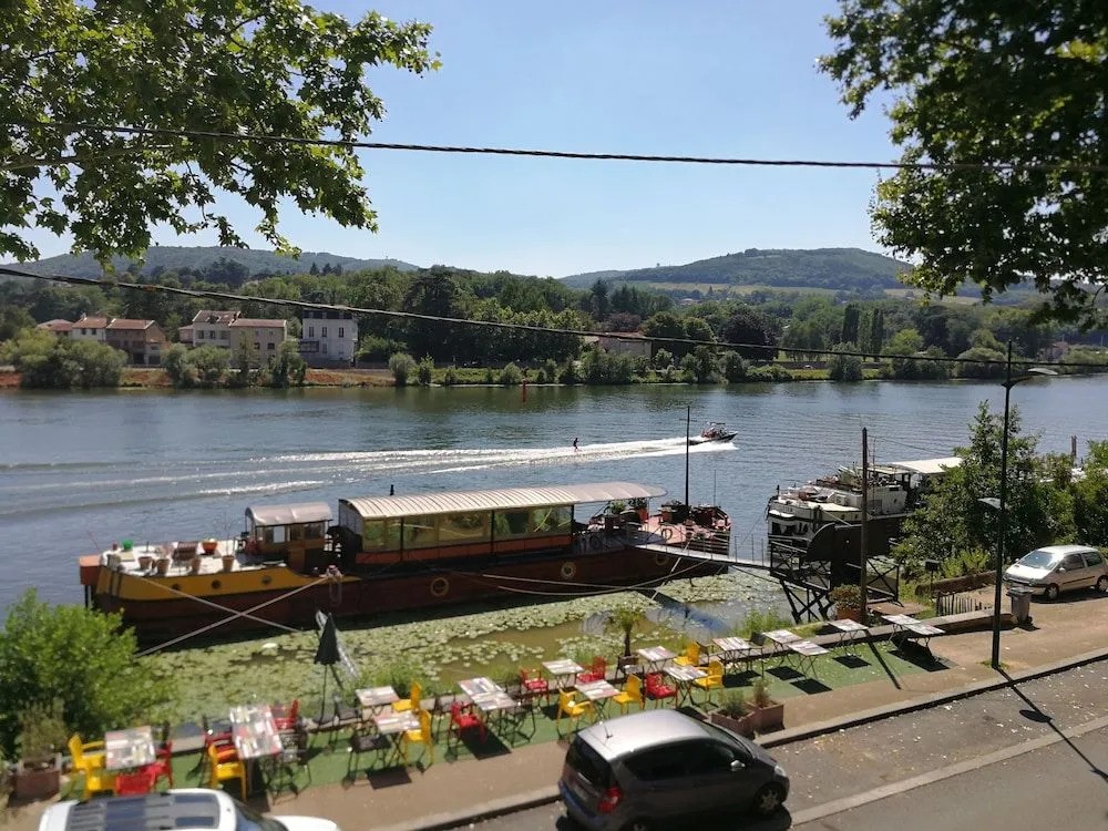 LE PETIT NICE, Hôtel à Neuville-sur-Saône