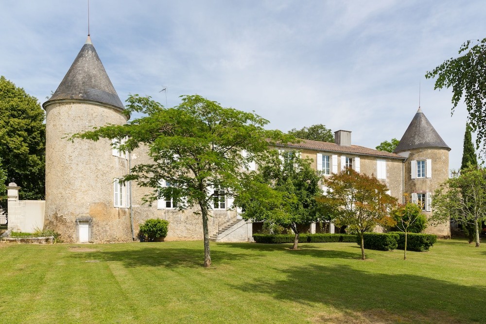 Le Logis Du Péré, Hôtel à Saint-Coutant-le-Grand