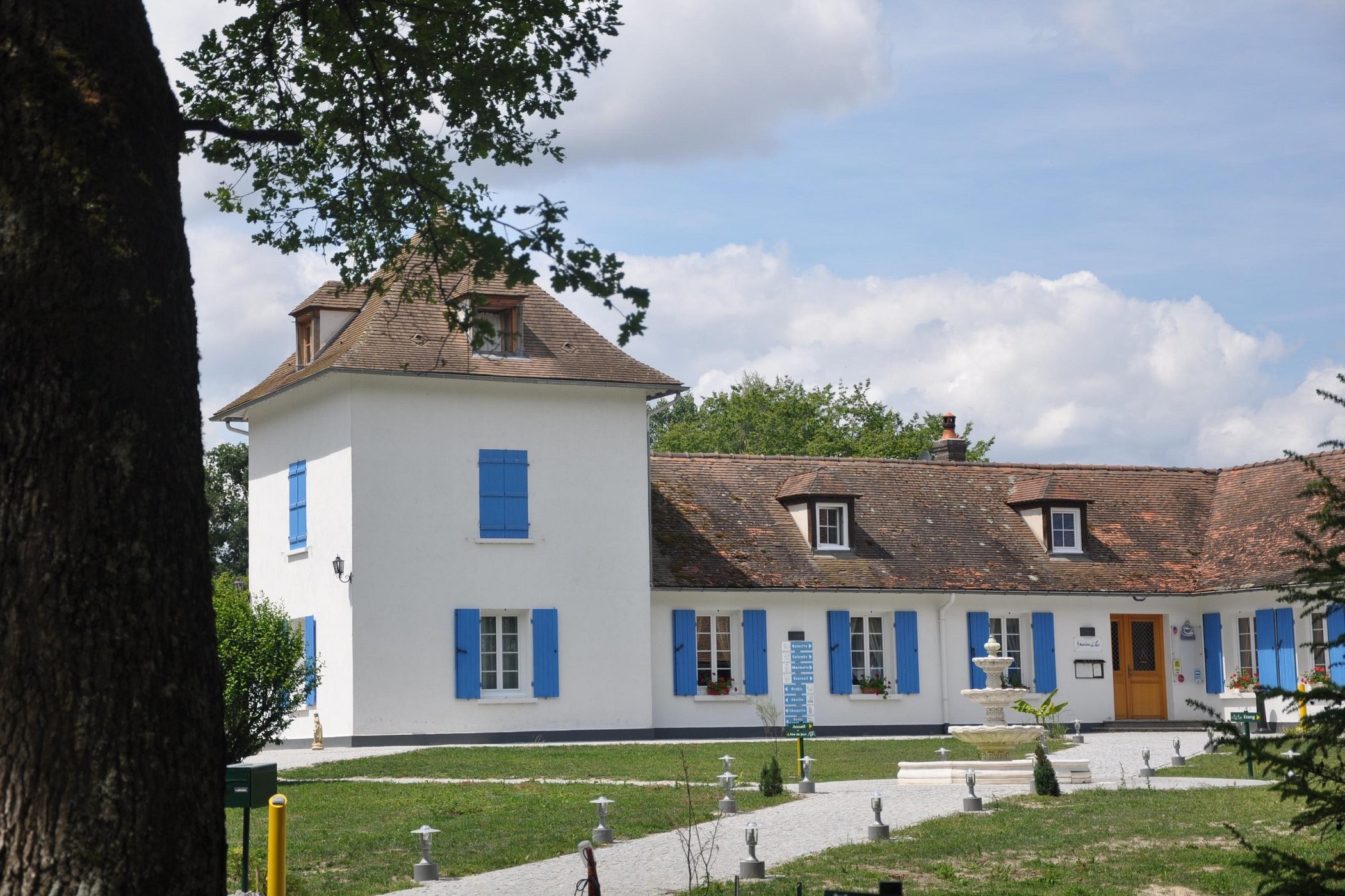 Logis Hôtel La Maison Du Lac, Hôtel à Thionne