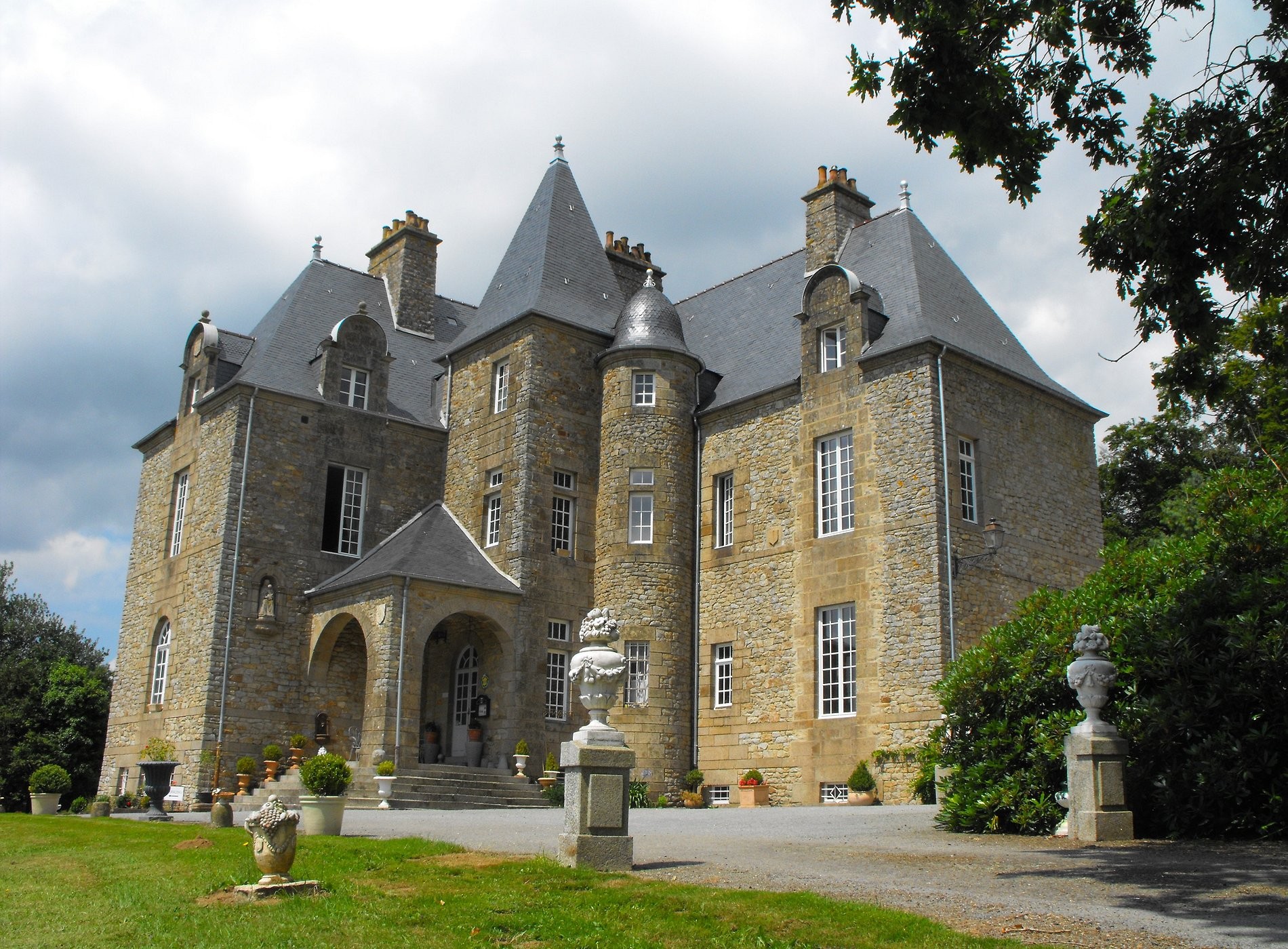 Château De Monbrault, Hôtel à Beaucé