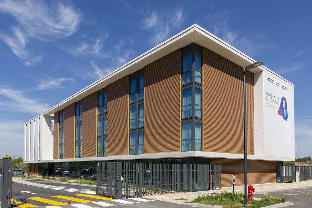 Roi Soleil Prestige Plaisir, Hôtel à Plaisir