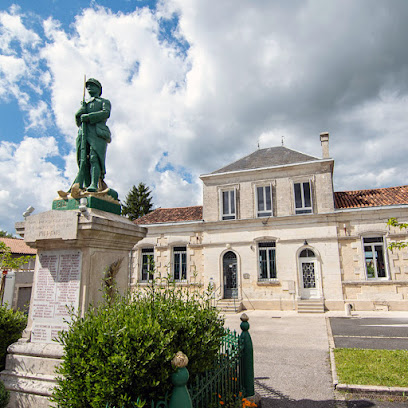 Treize Maison, Hôtel à Saint-Séverin