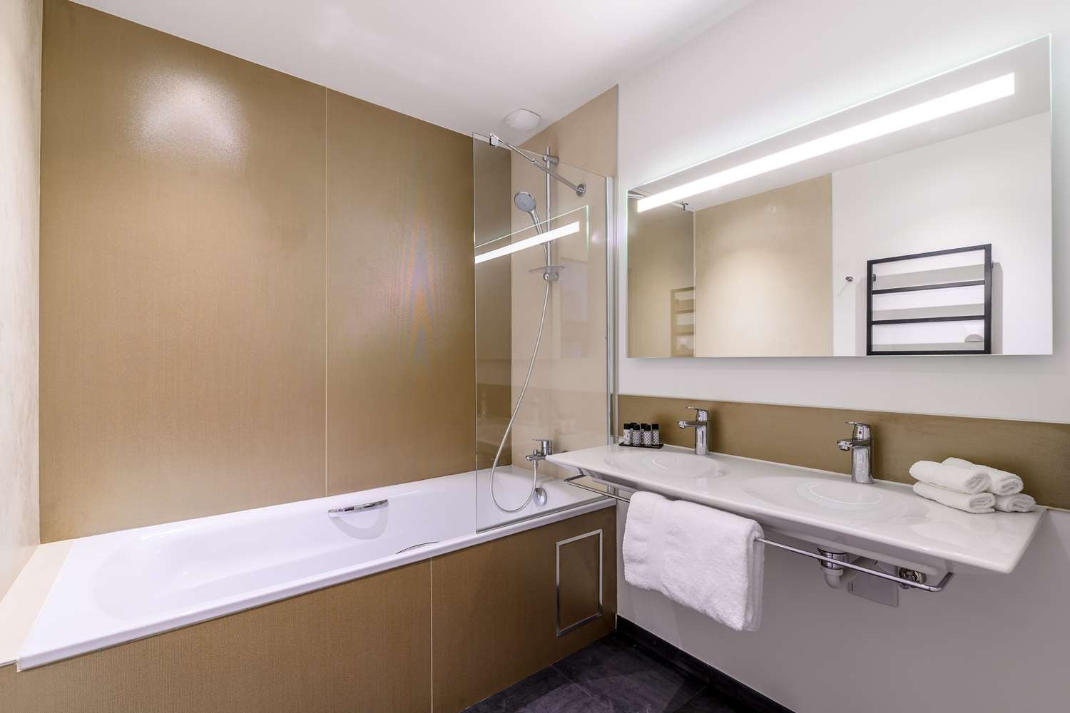 KYRIAD PRESTIGE AMIENS - Poulainville Hotel And SPA, Hôtel à Poulainville