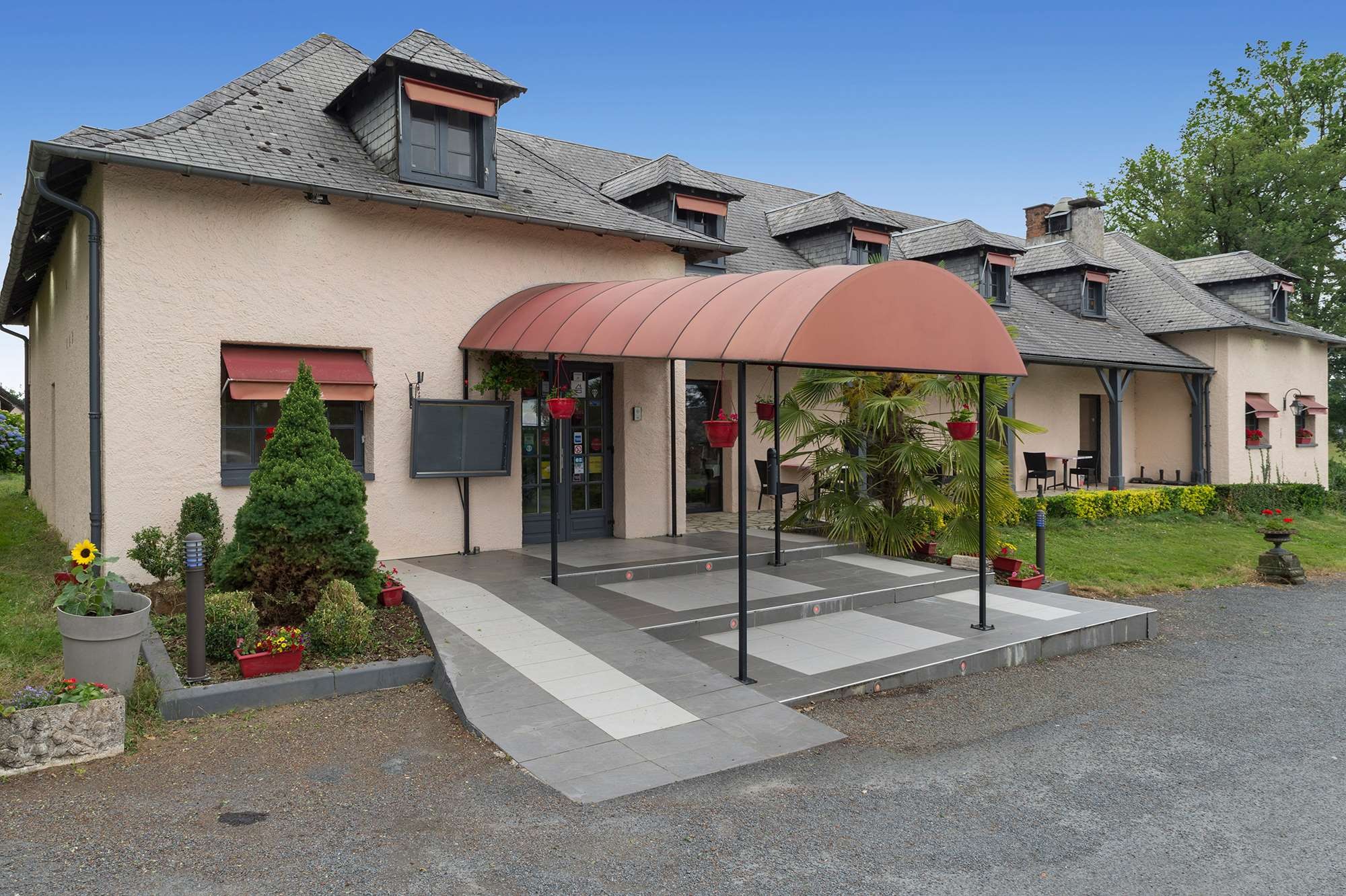 Hôtel Restaurant Les Coquelicots, The Originals Relais, Hôtel à Saint-Pardoux-l'Ortigier