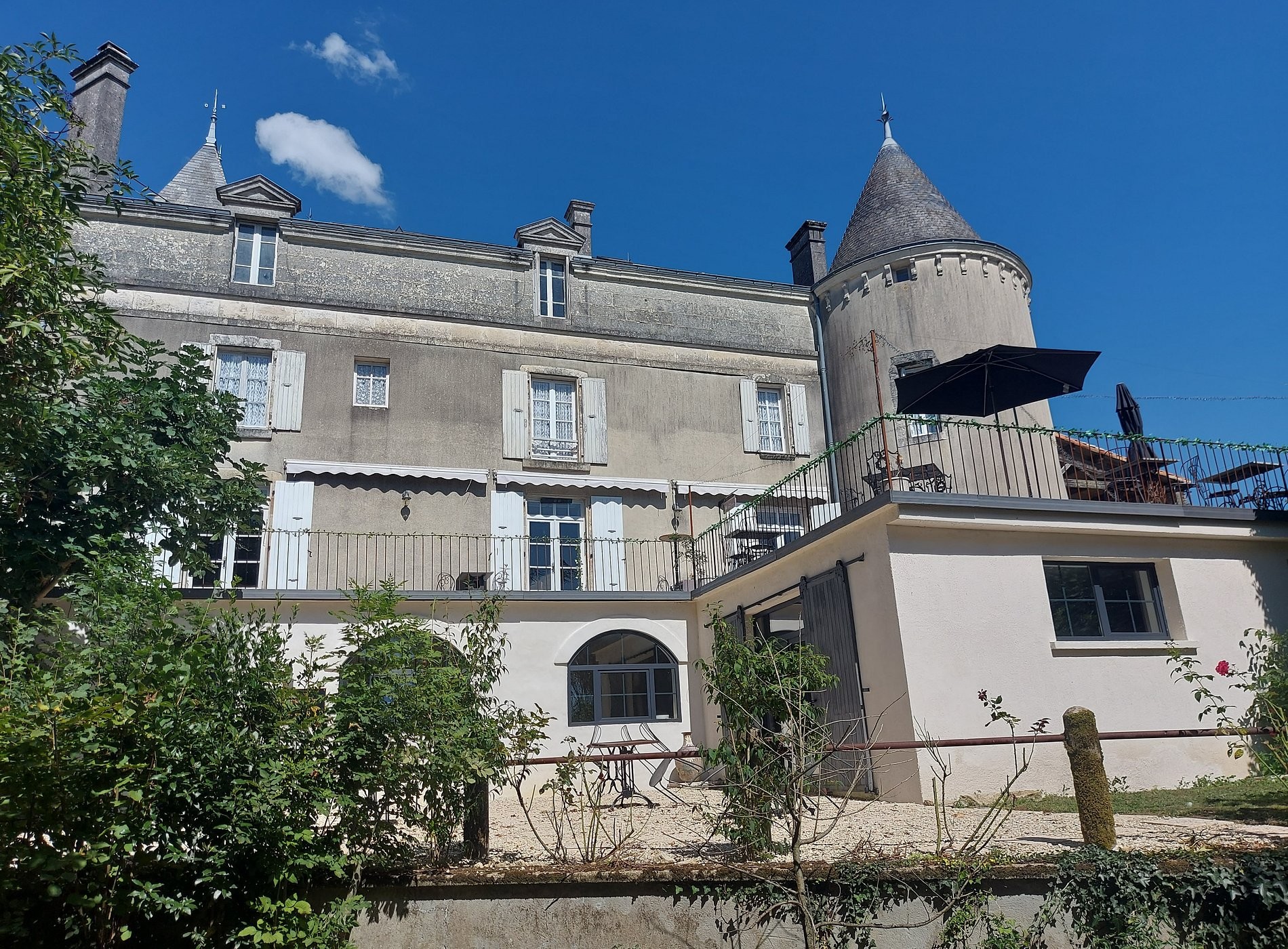 Château De Saugé, Hôtel à Saivres