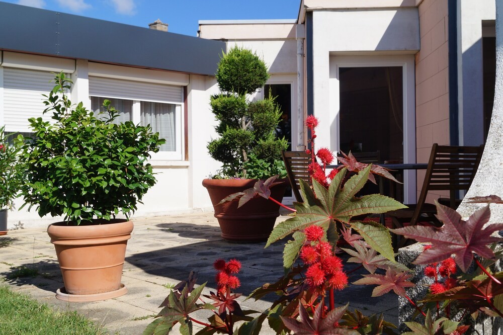 Hôtel Les Jardins Du Forez, Hôtel à Montrond-les-Bains