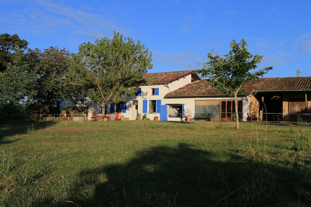 Au Bon Endroit, Hôtel à Génébrières