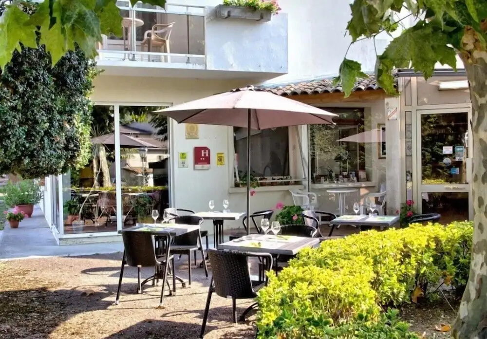 Hôtel Restaurant Platanes - Kb Hotel Group Hôtel à Étauliers