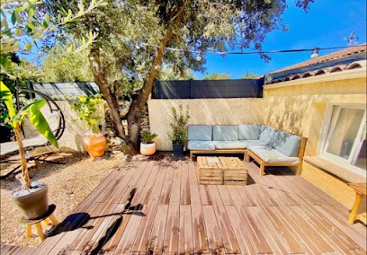 Loft Des Cigales (maison Entière Privée, Piscine, Clim, Jardin), Hôtel à Uchaud