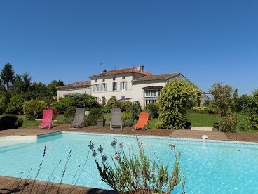 Les Tilleuls Gites & chambre d', Hôtel à Échebrune