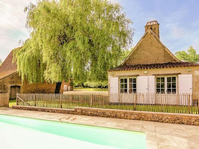 Impressive, Restored Farmhouse With Private Pool, Surrounded by Woods, Hôtel à Saint-Georges-de-Montclard