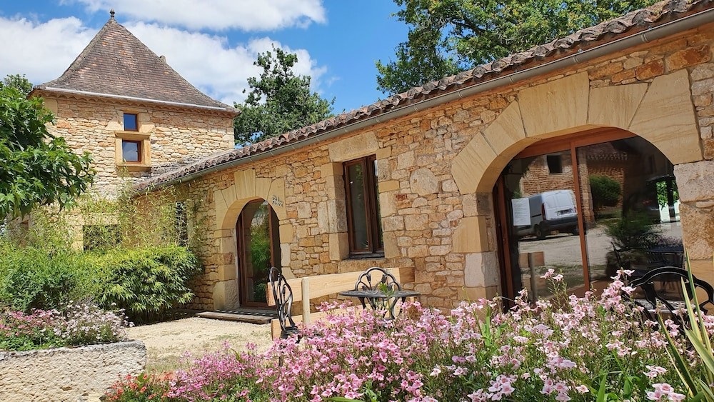 Domaine Du Cardou: 3 Gites Ou Gite De Groupe Avec Piscine, Espace Fitness Entre Cahors Et Rocamadour Dans Le Lot, Hôtel à Puy-l'Évêque