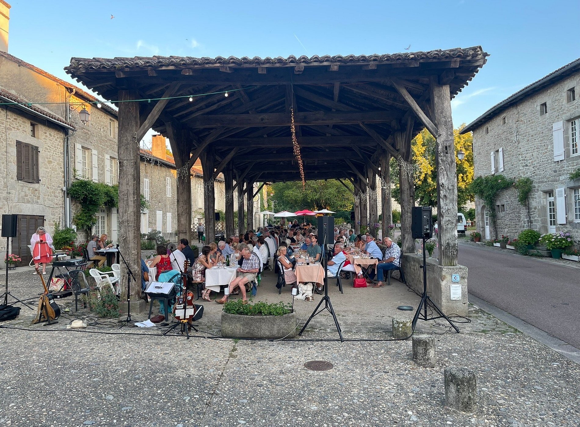 Douce Demeure, Hôtel-Restaurant De Mortemart, Hôtel à Mortemart