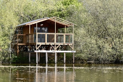 Les Cabanes De Lara, Hôtel à Ménesplet