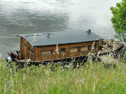 La Toue Reine, Cabane Sur La Loire, Hôtel à La Chapelle-aux-Naux