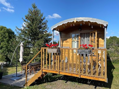 La Roulotte Au Fond Du Pré, Hôtel à Coltines