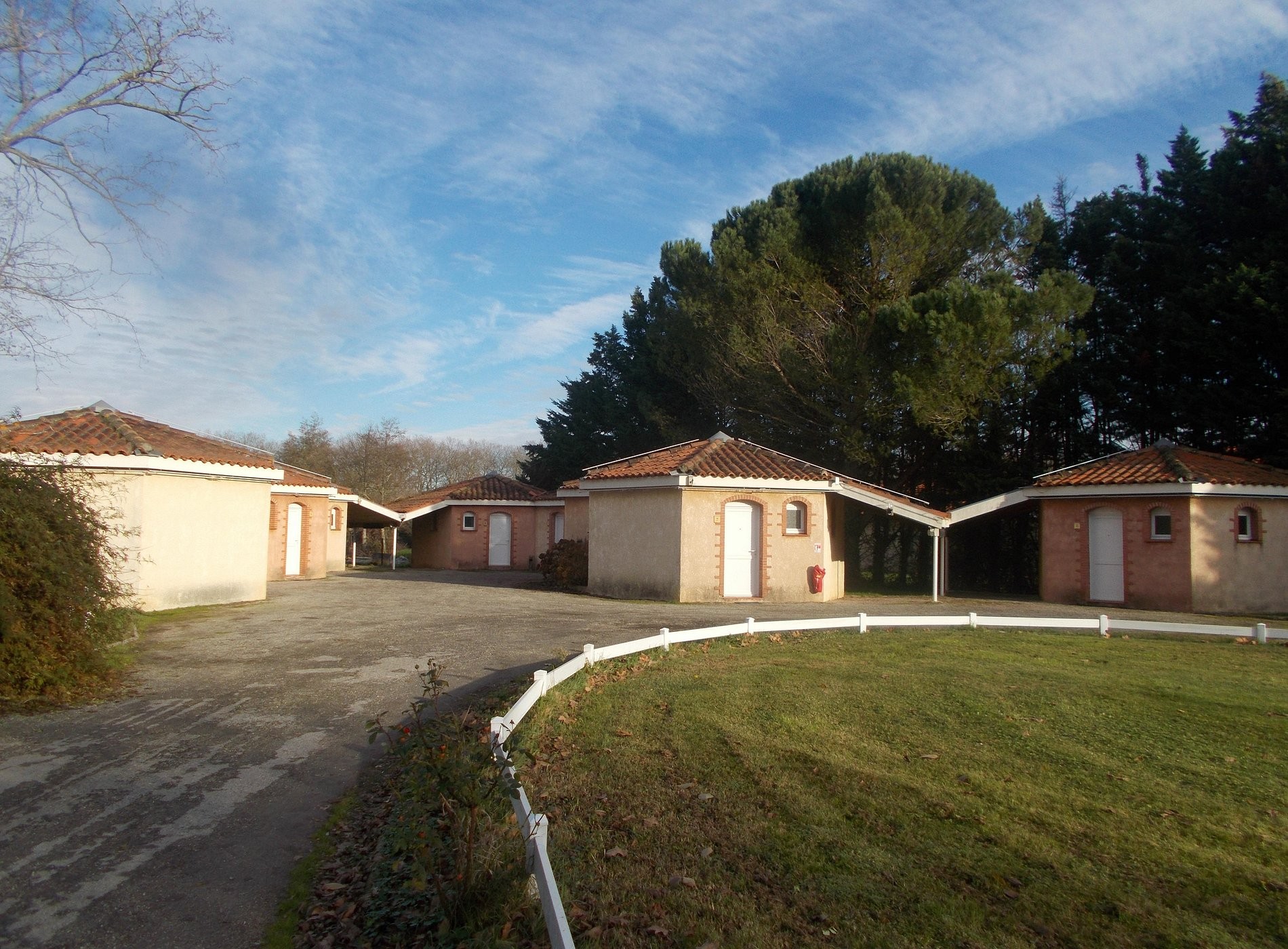 Logis Hôtel L'Enclos, Hôtel à Donneville