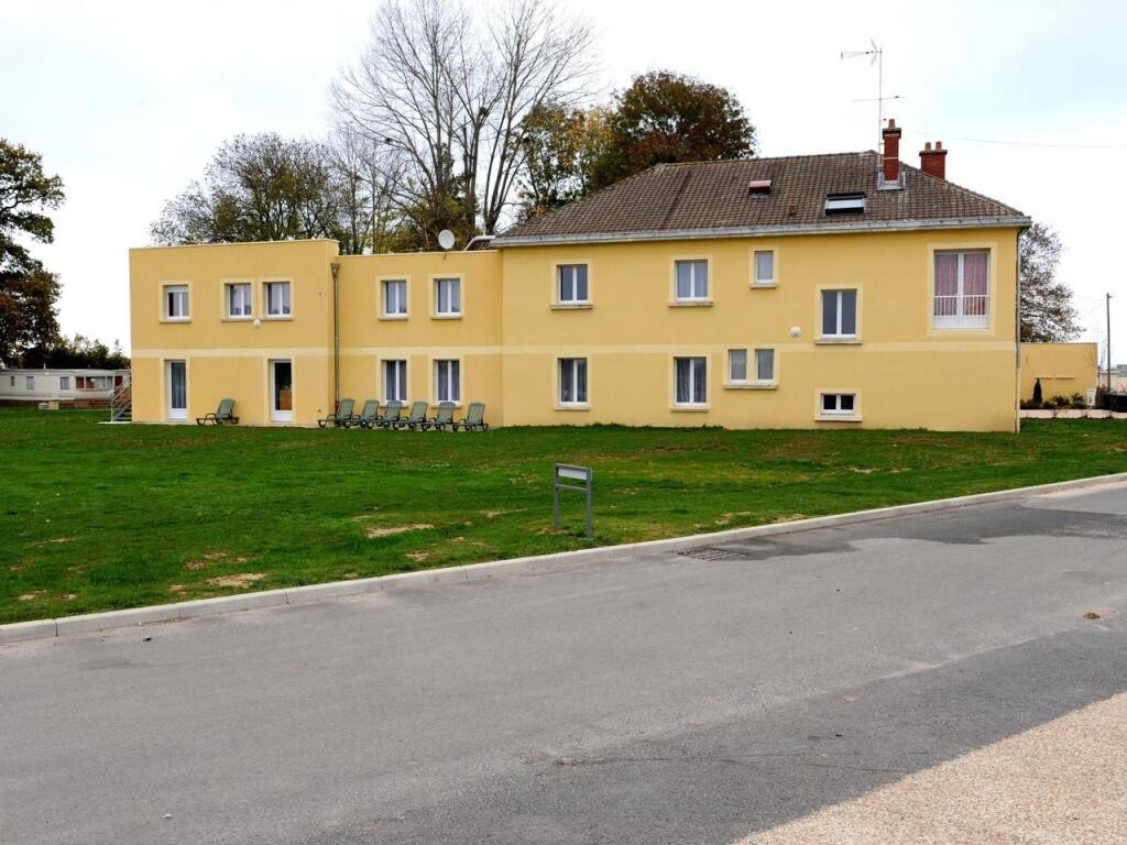 Logis Hôtel Le Grand Terre, Hôtel à Chartronges