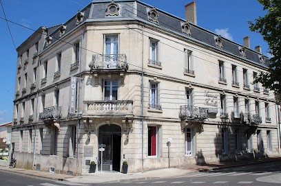 Souvenirs De Familles, Hôtel à Saintes