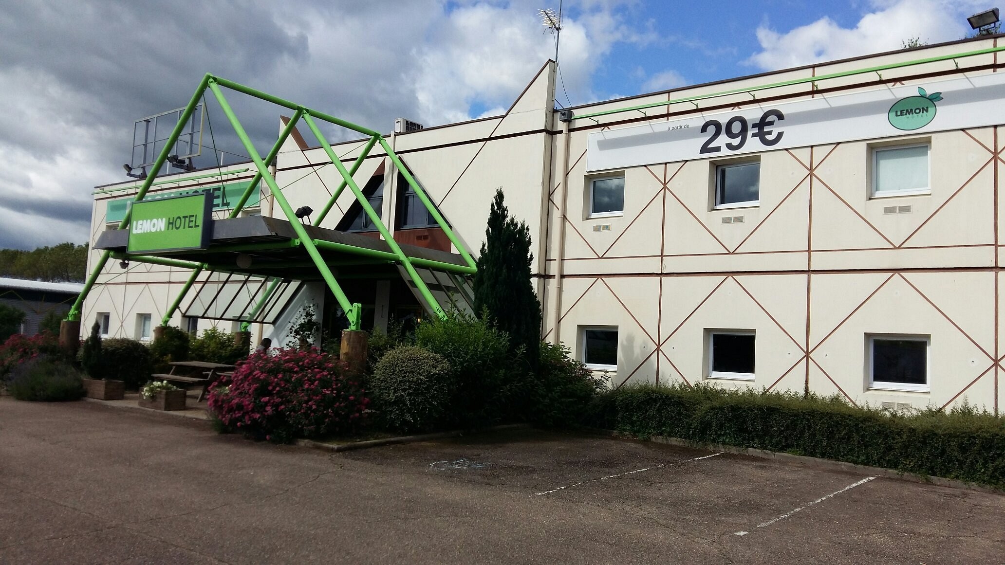 Lemon Hotels, Hôtel au Coteau