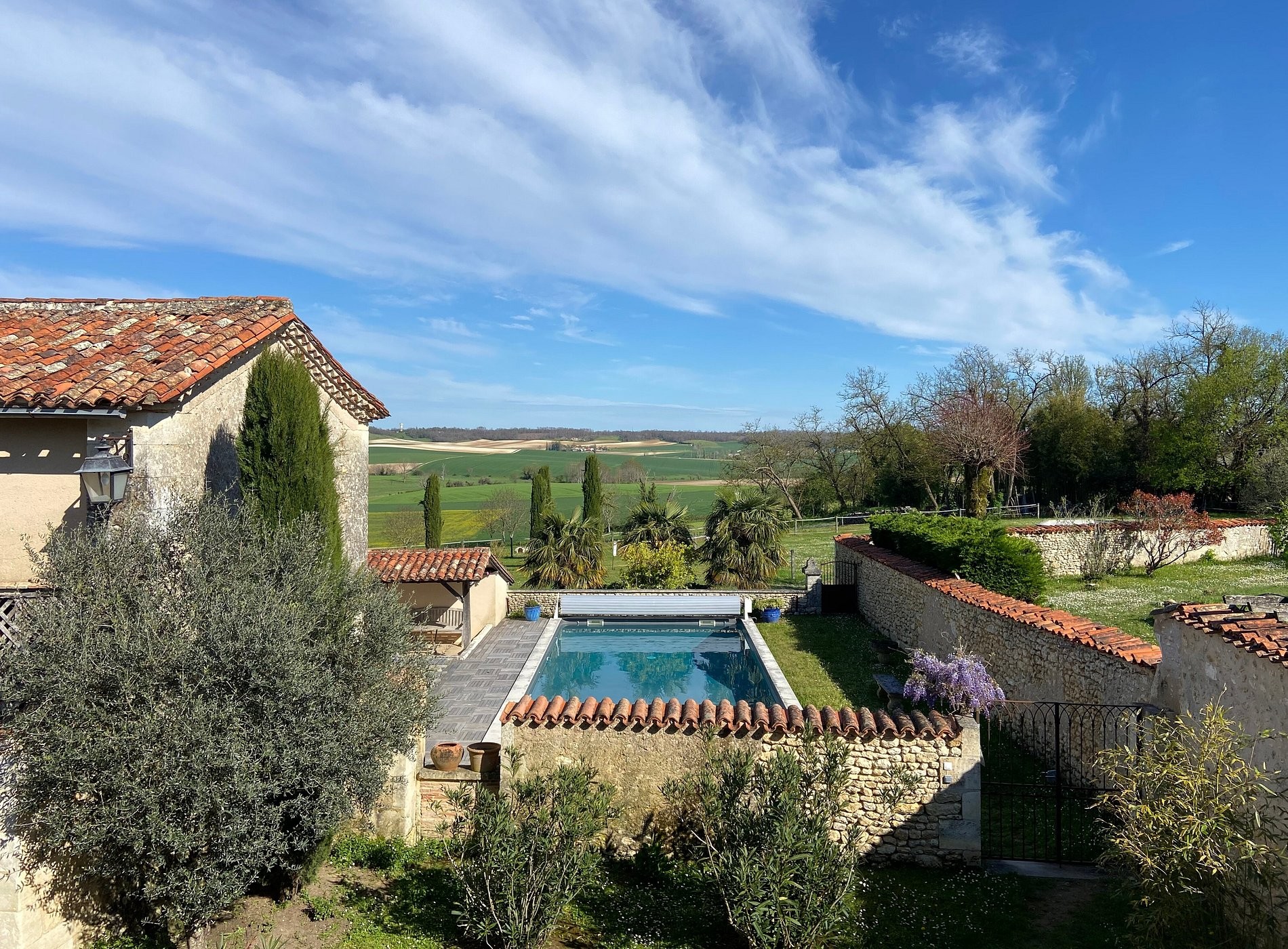 Le Petit Chardon, 3 Gites De Groupe 10 à 30 Personnes, Hôtel à Échourgnac