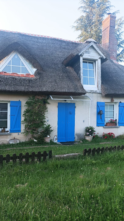 Chaumière Avec Sa Toiture En Chaume Hôtel à Donnemain-Saint-Mamès