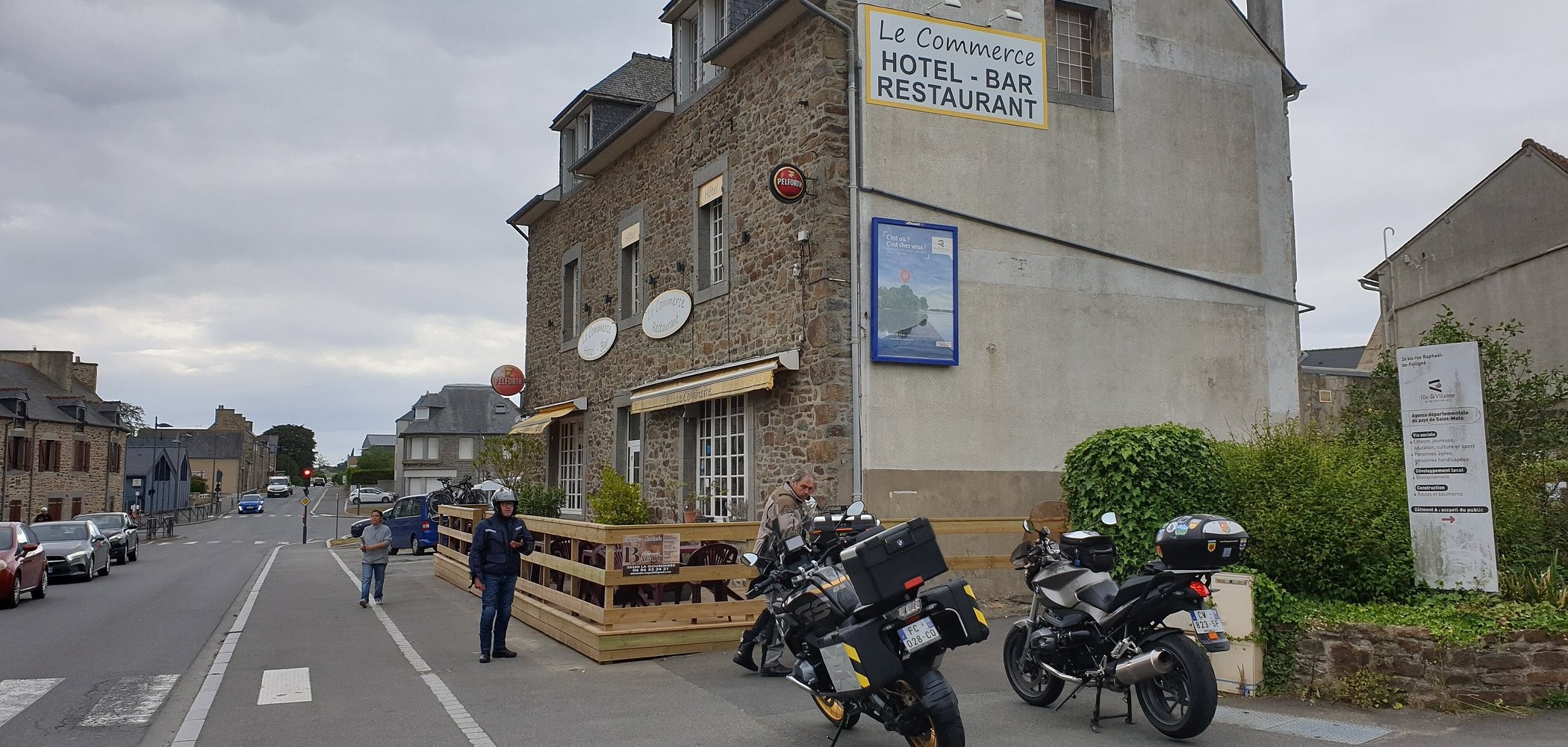 Hotel Restaurant Du Commerce, Hôtel à La Gouesnière