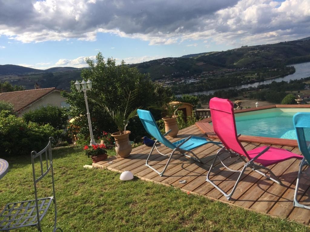 Villa Panoramique, Hôtel à Saint-Clair-du-Rhône