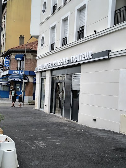 Café Du Nord-Izmir Hôtel, Hôtel au Blanc-Mesnil