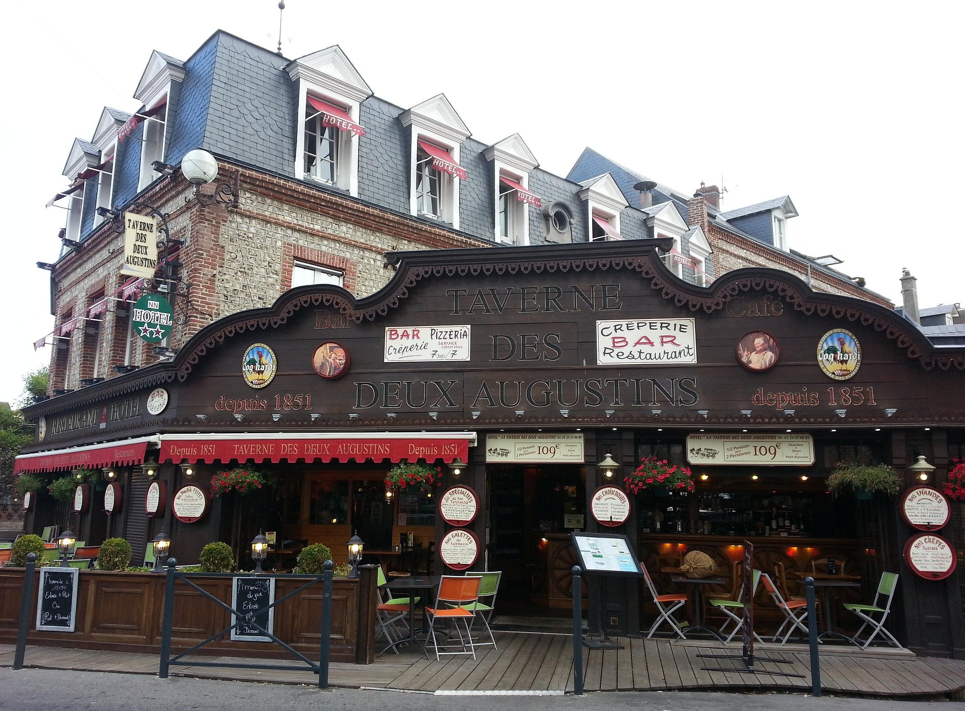 Hôtel Restaurant La Taverne Des Deux Augustins, Hôtel à Étretat