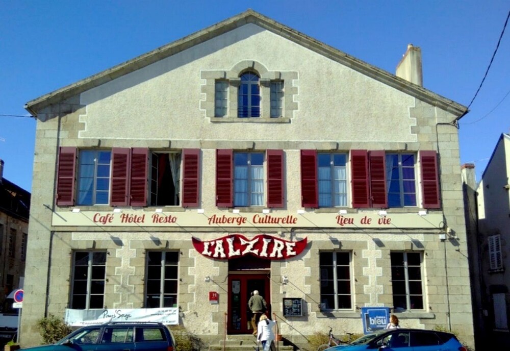 Logis Hôtel L'alzire Hôtel à Jarnages